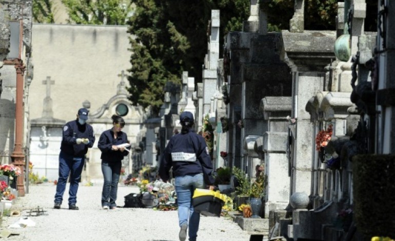 Paris (AFP). Une quarantaine de tombes chrétiennes profanées dans un cimetière