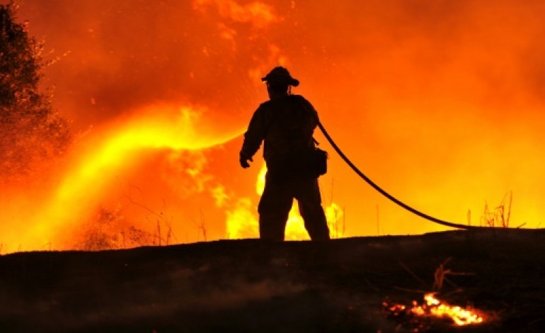 Los Angeles (AFP). Californie: une vingtaine d'incendies toujours incontrôlables
