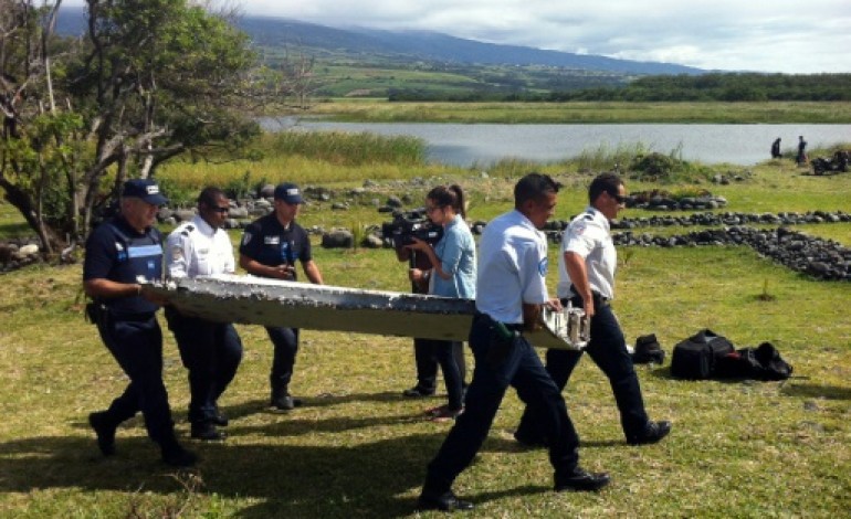 Kuala Lumpur (AFP). MH370: coussins de siège et vitres d'avion découverts à La Réunion 