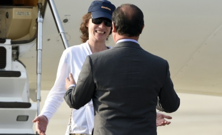 Vélizy-Villacoublay (France) (AFP). Souriante, l'ex-otage au Yémen Isabelle Prime est arrivée en France