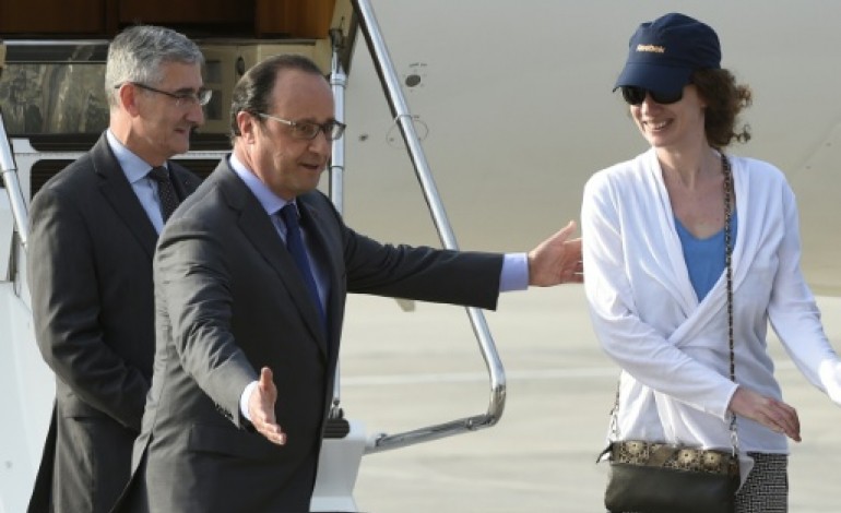 Vélizy-Villacoublay (France) (AFP). Hollande très heureux d'accueillir Isabelle Prime chez elle en France