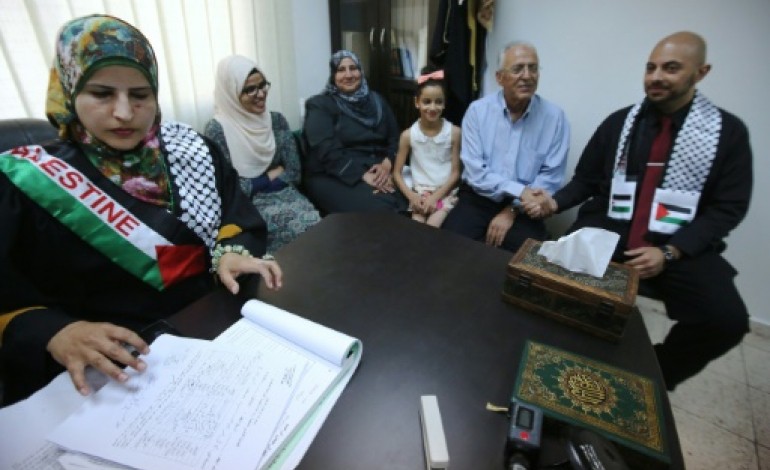 Ramallah (Territoires palestiniens) (AFP). Territoires palestiniens: une femme célèbre un mariage, une première 