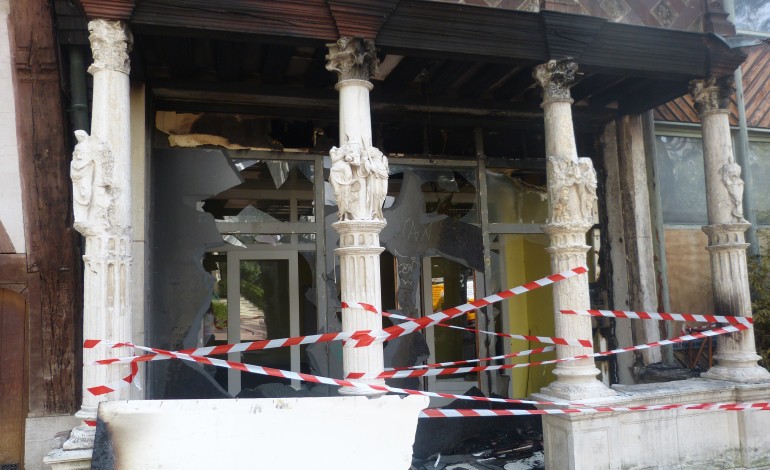 Une façade classée Bâtiment de France ravagée par le feu à Rouen