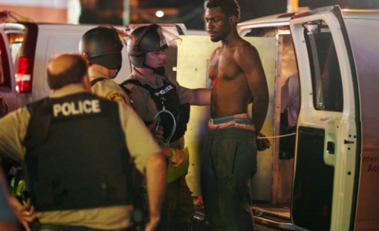Ferguson (Etats-Unis) (AFP). Etats-Unis: dizaines d'arrestations à Ferguson après une nuit de confrontation