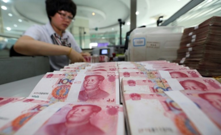 Pékin (AFP). Pékin abaisse pour la 2e fois le taux de référence du yuan face au dollar
