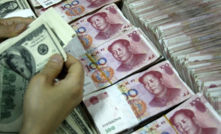 Pékin (AFP). La Chine abaisse de nouveau fortement le cours de référence du yuan