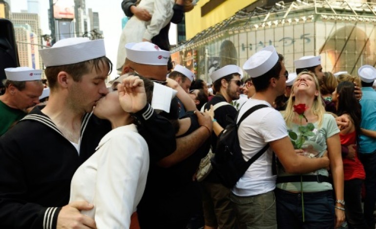 New York (AFP). Etats-Unis: des centaines de couples recréent le célèbre baiser de Times Square