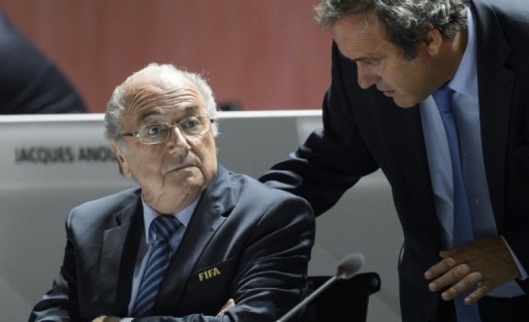 La Haye (AFP). Fifa: Blatter affirme que Platini l'a menacé de prison pour le dissuader d'être candidat