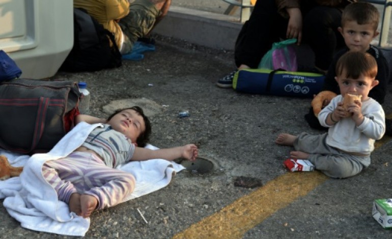 Kos (Grèce) (AFP). L'enregistrement des réfugiés a débuté sur le ferry dépêché à Kos