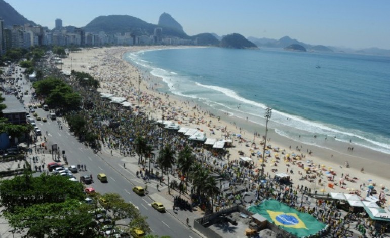 Sao Paulo (AFP). Brésil: au moins 400.000 manifestants exigent le départ de la présidente Rousseff