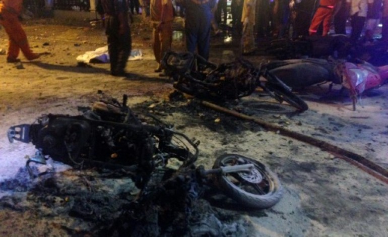 Bangkok (AFP). Au moins dix morts dans l'explosion d'une bombe en plein centre de Bangkok