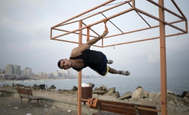 Gaza (Territoires palestiniens) (AFP). Sur la plage de Gaza, le street workout montre ses muscles