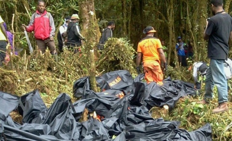 Jayapura (Indonésie) (AFP). Indonésie: opération de récupération des  corps des 54 tués après le crash de l'ATR 