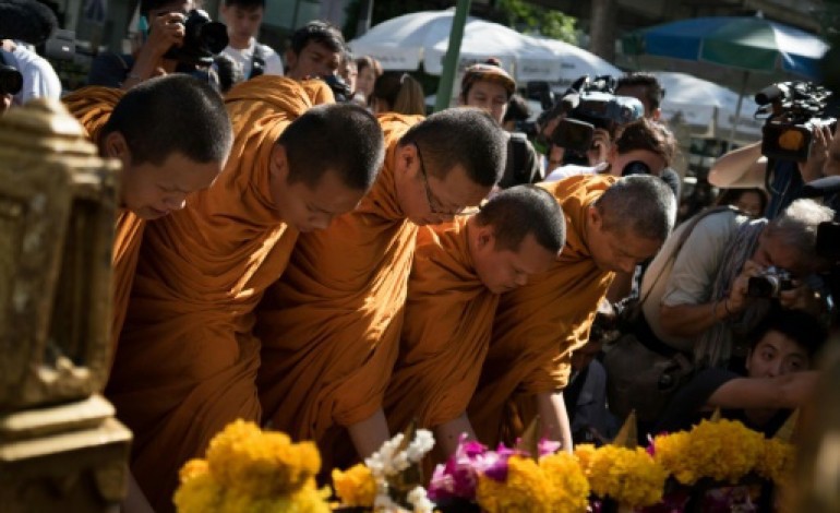 Bangkok (AFP). Thaïlande: le sanctuaire cible d'un attentat rouvre, un suspect recherché