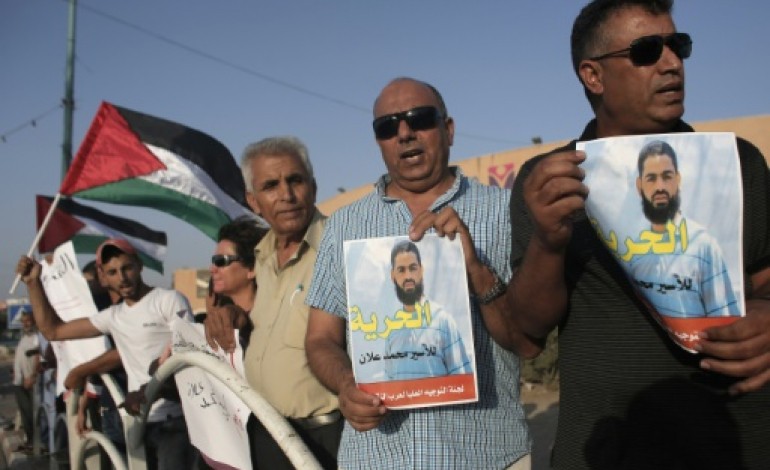 Jérusalem (AFP). La justice israélienne, sous pression, examine le sort du gréviste de la faim Allan