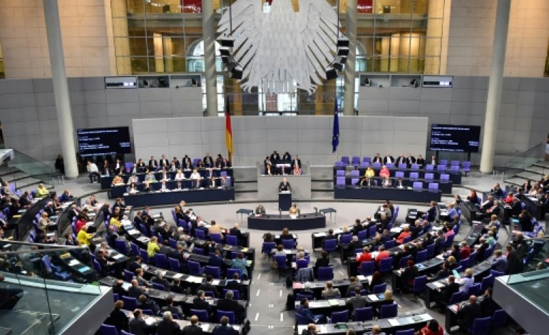 Berlin (AFP). Le Parlement allemand approuve à une large majorité le plan d'aide à la Grèce