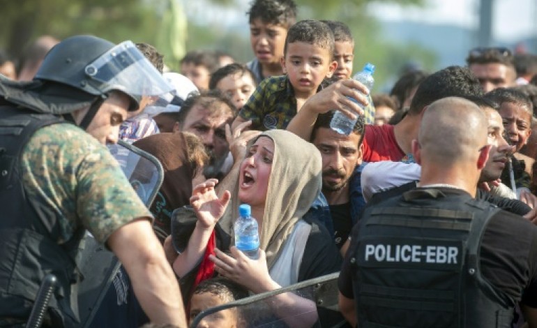 Gevgelija (Macédoine) (AFP). Macédoine: grenades assourdissantes contre des migrants