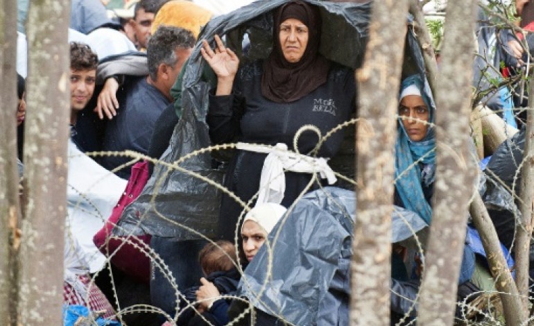 Gevgelija (Macédoine) (AFP). Les migrants affluent à la frontière gréco-macédonienne où le passage est filtré