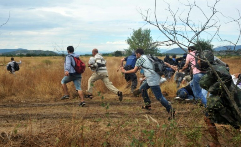 Gevgelija (Macédoine) (AFP). Macédoine: 1.500 migrants qui étaient dans un no man's land pénètrent sans encombre depuis la Grèce (AFP)