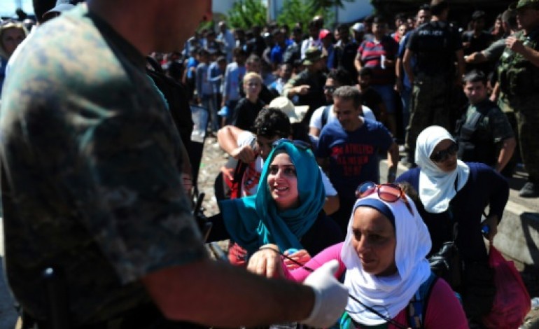 Presevo (Serbie) (AFP). Des milliers de migrants avancent vers l'UE par la Macédoine et la Serbie
