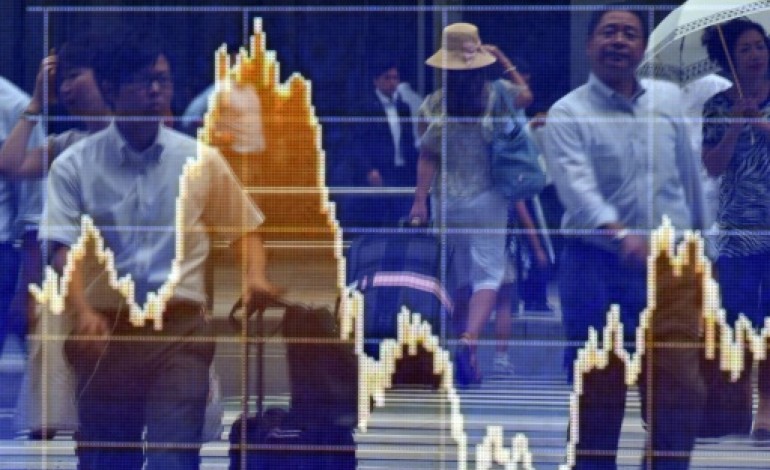 Shanghai (AFP). Les Bourses asiatiques plongent de concert, Shanghai s'effondre de 8%