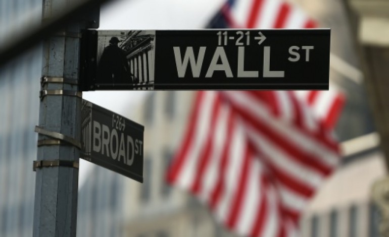New York (AFP). Wall Street chute lourdement  à l'ouverture, gagnée par la panique venue d'Asie