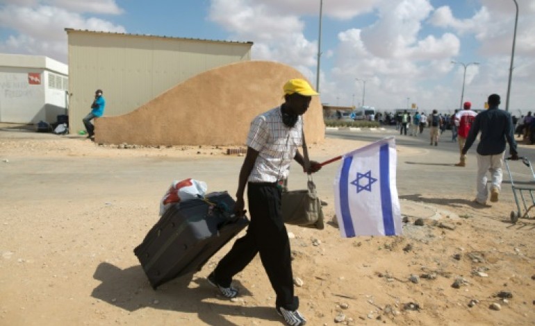 CENTRE DE RETENTION DE HOLOT (Israël) (AFP). Israël relâche des centaines de clandestins africains désemparés