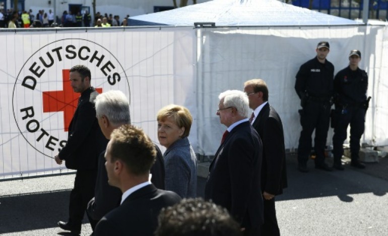 Heidenau (Allemagne) (AFP). Angela Merkel huée en arrivant à un centre de réfugiés