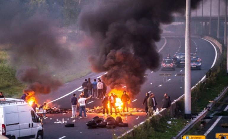 Roye (France) (AFP). Roye: l'A1 bloquée par des gens du voyage, chaos pour les retours de vacances