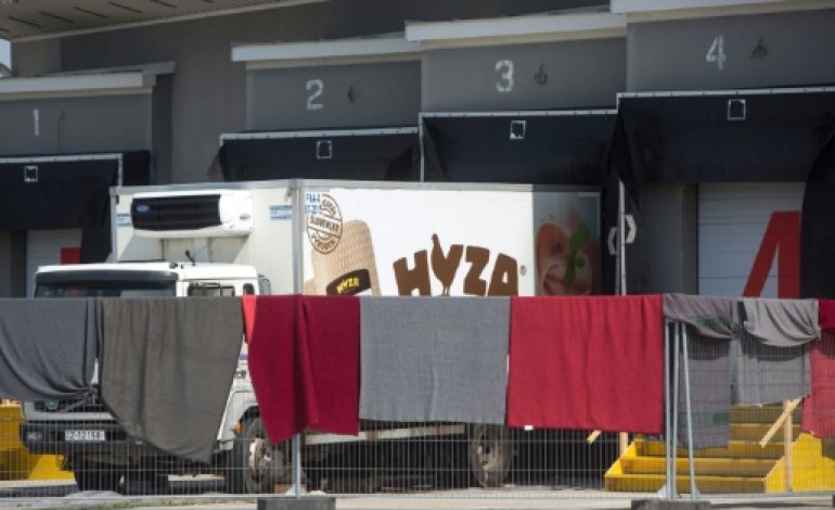 Kecskemét (Hongrie) (AFP). Migrants morts dans un camion: arrivée des suspects au tribunal en Hongrie 