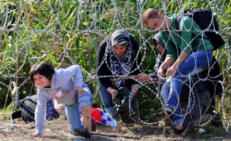 Budapest (AFP). La Hongrie annonce l'achèvement de sa clôture de barbelés antimigrants à la frontière serbe
