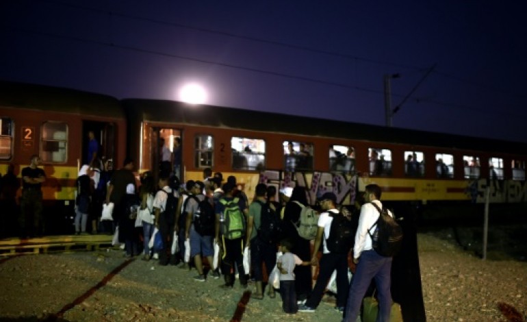 Röszke (Hongrie) (AFP). L'Europe veut enfin agir, des milliers de migrants sur la route des Balkans