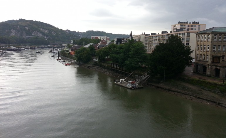 A bord d'un bateau, ils volent des rames d'aviron à Rouen