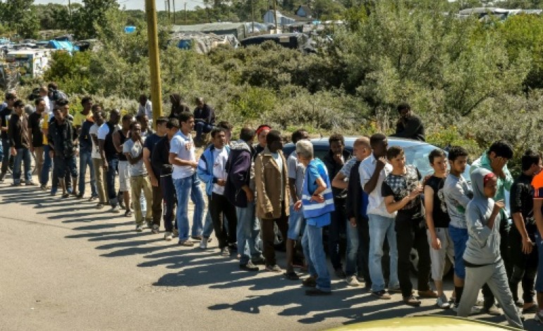 Calais (AFP). Migrants à Calais: Bruxelles va accorder 5 millions d'euros supplémentaires à la France
