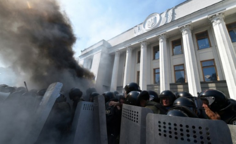 Kiev (AFP). Une réforme constitutionnelle tourne à la bataille rangée à Kiev, un mort et une centaine de blessés