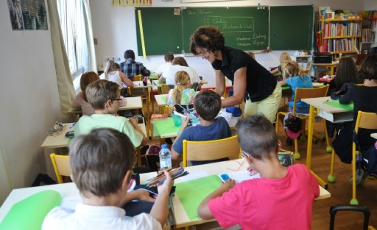 Pouilly-sur-Serre (France) (AFP). Hollande: 35.000 postes d'enseignement créés depuis 2012, 60.000 d'ici fin 2017 
