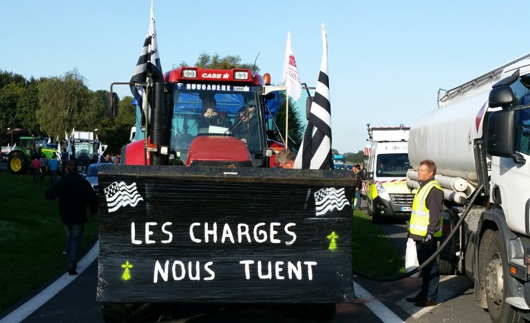 Convoi d'agriculteurs bretons sur les routes de Normandie