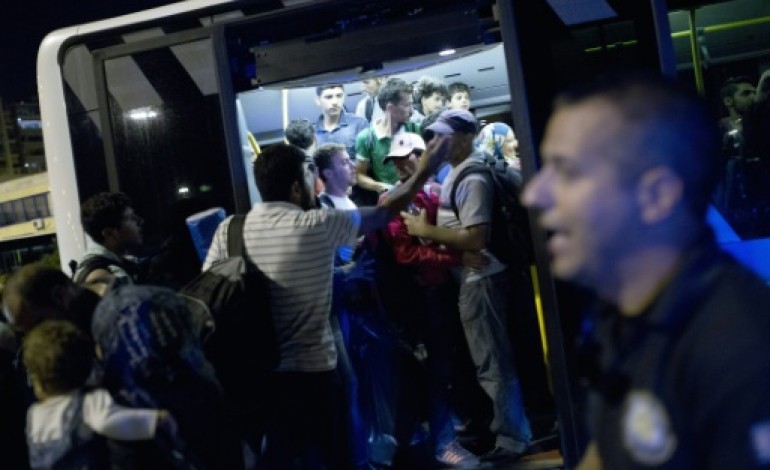 Athènes (AFP). Grèce: des migrants débarquent par milliers au Pirée