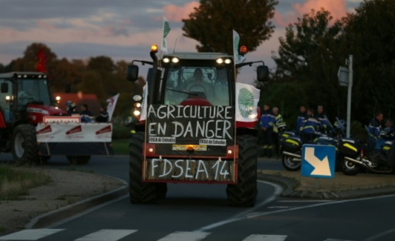 Douains (France) (AFP). Agriculteurs en colère: le convoi des Bretons et des Normands se dirige vers Paris 