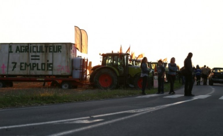 Paris (AFP). La préfecture annonce 1.038 tracteurs et 49 bus en route pour Paris