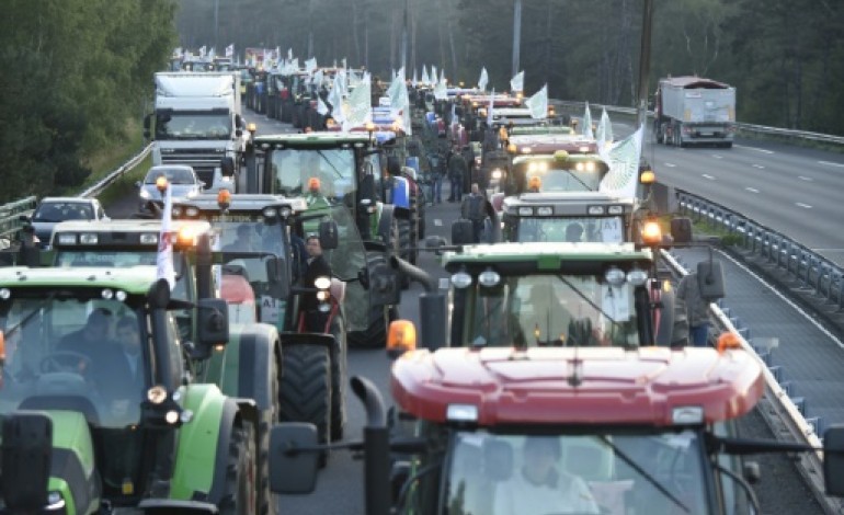 Paris (AFP). Les agriculteurs en colère convergent vers Paris, circulation plutôt fluide