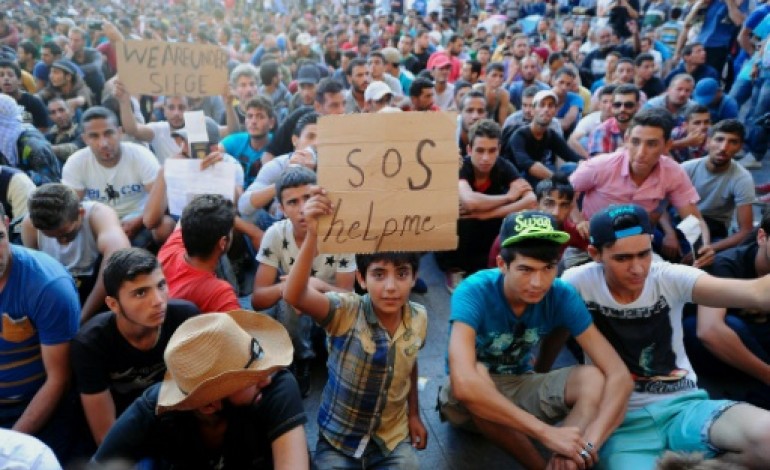 Budapest (AFP). Hongrie: des migrants prennent d'assaut la gare de Budapest après sa réouverture 