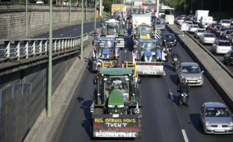 Paris (AFP). Les premiers tracteurs entrent dans Paris, direction La Nation