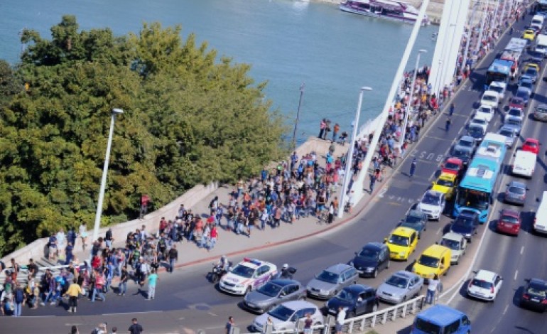 Budapest (AFP). Plus d'un millier de migrants partent à pied de la gare de Budapest pour l'Autriche 