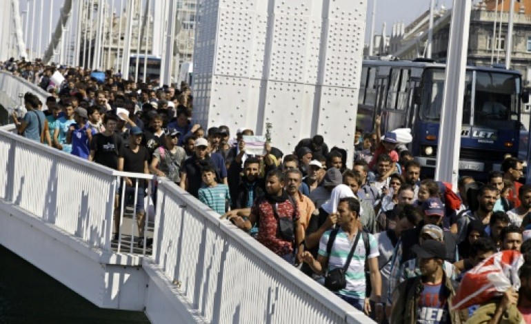 Budapest (AFP). Des migrants quittent la Hongrie à pied, l'Europe sous pression