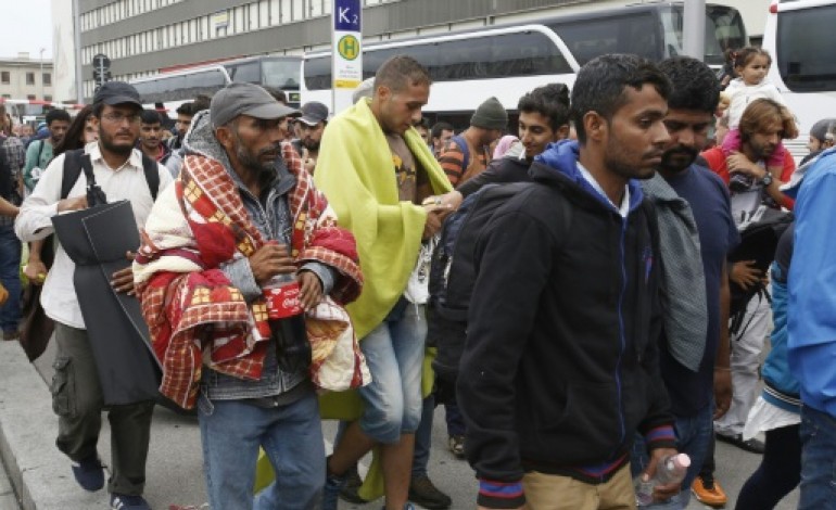 Nickelsdorf (Autriche) (AFP). L'Autriche attend 10.000 migrants samedi et exhorte l'Europe à ouvrir les yeux