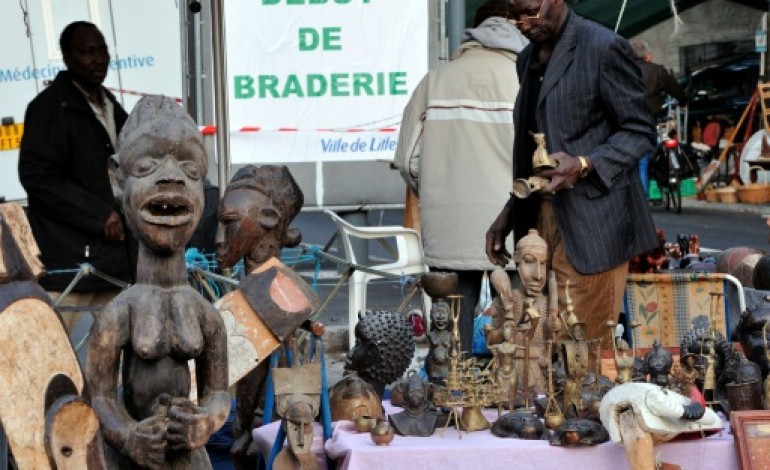 Lille (AFP). A Lille, des habitués de la braderie tentent de faire perdurer l'esprit bradeux 