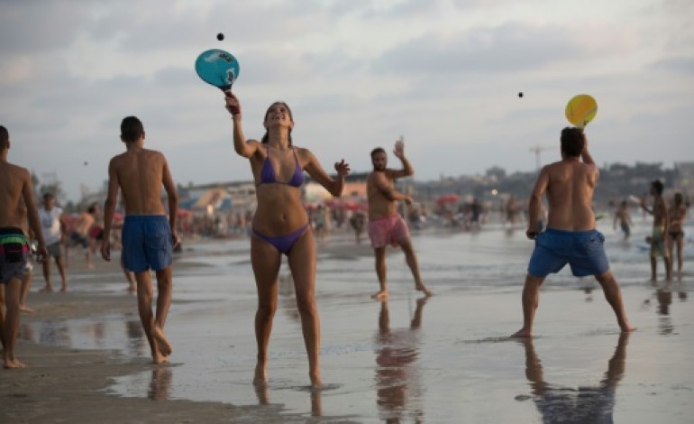 Tel-Aviv (AFP). Israël: le tac-tac du jeux de raquettes Matkot, inévitable sur les plages