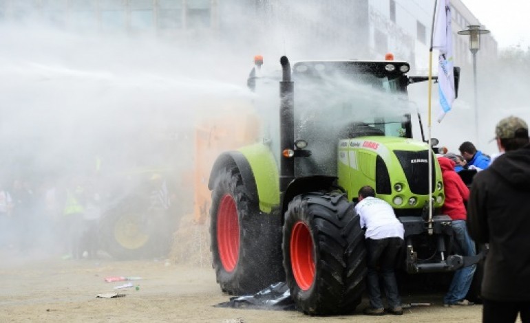 Bruxelles (AFP). Bruxelles propose 500 millions d'euros d'aide aux agriculteurs, mais sans convaincre