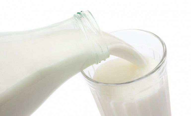 Les agriculteurs réclament le retrait de certains produits laitiers dans les grandes surfaces.